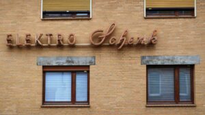 Neon-Firmenschild der Fa. Elektro-Schenk in der Kreuzstraße