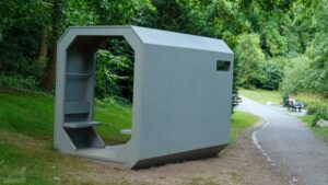 Lichtparcours 2024 - Oberserver (die unspektakulärste Installation - zwei Holzcontainer mit Sitzbänken, die rot angestrahlt werden)