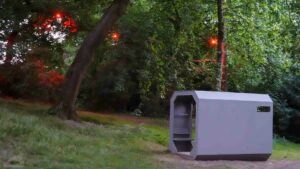 Lichtparcours 2024 - Oberserver (die unspektakulärste Installation - zwei Holzcontainer mit Sitzbänken, die rot angestrahlt werden)