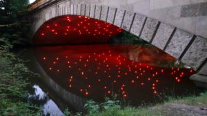Lichtparcours 2024 - Evokation in Rot (Dauerinstallation)