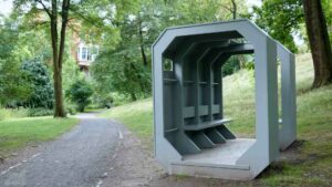 Lichtparcours 2024 - Oberserver (die unspektakulärste Installaion - zwei Holzcontainer mit Sitzbänken, die rot angestrahlt werden)