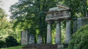 Portikus am Portikusteich im Bürgerpark