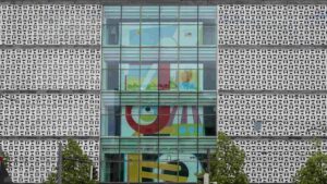 Leerstehendes Galeria-Kaufhaus am Bohlweg mit Kunst im Schaufenster