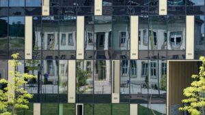 Spiegelung des Flughafengebäudes in der Fassade des Lilinethal-Hauses