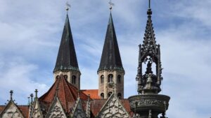 Altstadtmarktbrunnen neben den Türmen von St. Martini