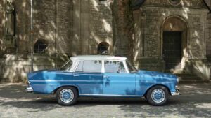 Alter Mercedes parkt am Dom