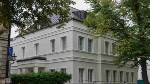 Geht doch! Ein im Jahr 2024 errichteter Neubau, der sich harmonisch in die Bebauung der Umgebung einfügt