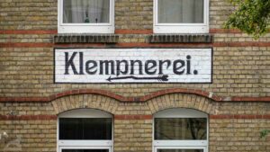 Altes Hinweisschild zu einer Klempnerei in der Leopoldstraße