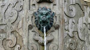 Wasserspeiender Löwenkopf am Kohlmarkt-Brunnen