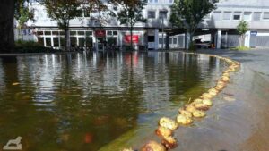 Brunnen am Herzogin-Amalia-Platz. Die Kastanienschalen haben sich selbst so abgesetzt...