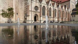 Domkirche St. Blasii spigelt sich im Brunnen auf dem Domplatz