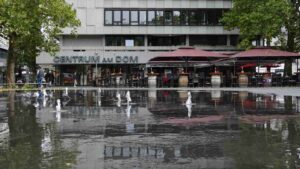 Spiegelung im Brunnen auf dem Platz der Deutschen Einheit