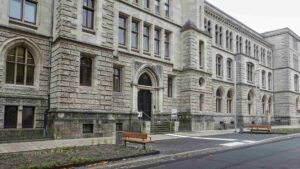 Ein Stück von der Münzstraße abgezwackt und fertig ist der neue Fritz-Bauer-Platz