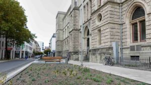Ein Stück von der Münzstraße abgezwackt und fertig ist der neue Fritz-Bauer-Platz