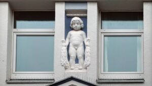 Jugendstilfassade am Sack (letzteres ist der Straßenname !) - dass das Bauamt damals einen Nakedei damals genehmigt hat ;-)