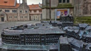 Bronze-Relief für Sehbehinderte am Burgplatz