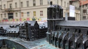 Bronze-Relief für Sehbehinderte am Burgplatz