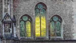 winterliche Abendsonne scheint durch die Fenster von St. Johannis