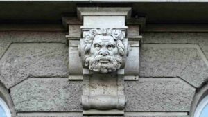 Figur an der Fassade des stätischen Museums