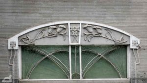 Jugendstiltür in der Celler Straße (KI-generietes Fenster)