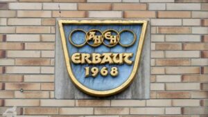 Wappen mit Audi-Ringen am Werder - Gebäude des ehemaligen VW-Händlers Ohrdorf