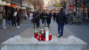 Gedenkkerzen für die Opfer des Anschlags auf den Magdeburger Weihnachtsmarkt (2024) auf dem neu aufgestllten Poller im Langen Hof