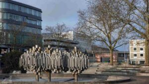 Wolfsburg ♦ Röhrenbrunnen auf dem Marktplatz