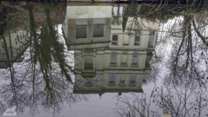 Spiegelung eines Hauses am Wilhelmitorwall in der Oker