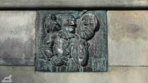 Eulenspiegelrelief am Turm des Rathaus-Altbaus