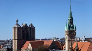 Blick von Quadriga-Aussichtsplattform auf Dom St. Blasius und Rathaus-Turm