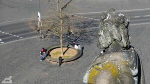 Schloß-Fassadenfigur blickt auf den Schloßplatz