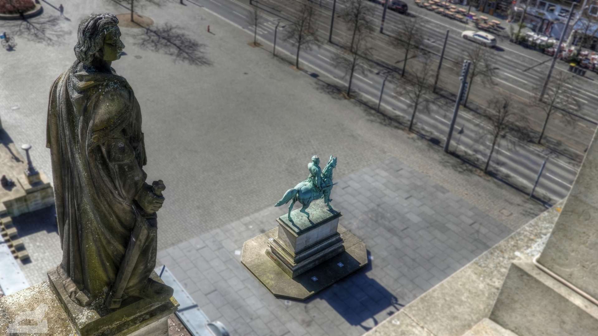 Schloß-Fassadenfigur blickt auf den Schloßplatz