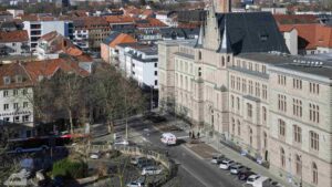 Blick vom Turm des Rathaus auf die ehemalige Bezirksregierung