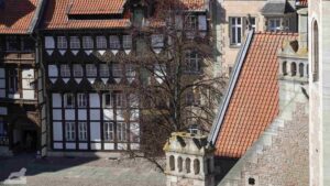 Blick vom Turm des Rathaus auf den Burgplatz und das Huneborstelsche Haus