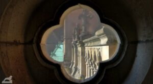 Blick durch Kleeblatt-Fenster im Rathaus-Turm