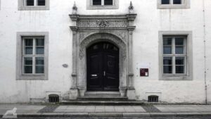 Renaissanceportal in der Turnierstraße. Zunächst war das zugehörige Gebäude ein Wohnhaus, 1906 wurde es zu einer Kaffeerösterei umgebaut, heute ist es ein Bürogebäude