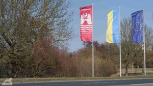 Wolfsburg ? Flaggen am Berliner Ring