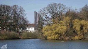 Wolfsburg ♦ Schillerteich, Schornsteine des VW-Kraftwerks im Hintergrund