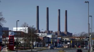 Wolfsburg ♦ Berliner Ring mit Schornsteinen des VW-Kraftwerks