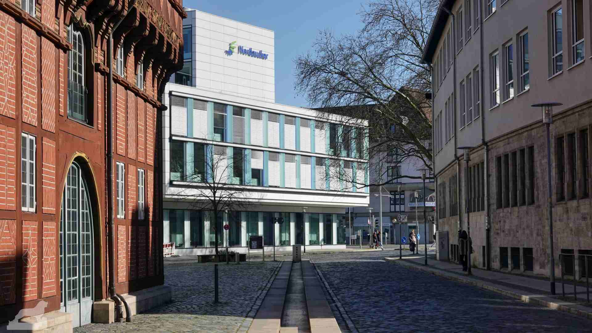 Alte Waage, hinten: Nordzucker-Verwaltung