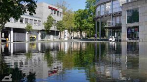 Spiegelung im Brunnen auf dem Herzogin-Anna-Amalia-Platz