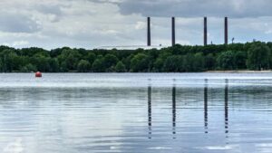 Wolfsburg ♦ Allersee mit Schornsteinen des VW-Kraftwerks im Hintergrund