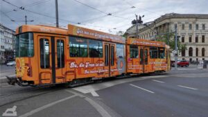 70er-Jahre-Straßenbahn bliegt vom Bohlweg in der Georg-Eckert-Straße