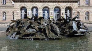 Fünf Fontainen vor den fünf Türen des Staatstheaters