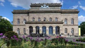 Blumenbeet vor dem Staatstheater