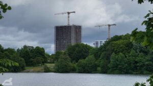 Wolfsburg • Blick vom Detmeroder Teich auf das Hochaus "Don Camillo"