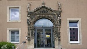 Alter Zeughof mit dem Portal der für die Erweiterung des Pressehauses 1955 abgerissenen Magdalenenkirche