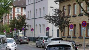 Halteverbot-Schilderwald nach Einführung von Ausweichbuchten im Hopfengarten