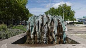 Wolfsburg ♦ Brunnen auf dem Rathausvorplatz
