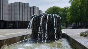 Wolfsburg ♦ Brunnen auf dem Rathausvorplatz